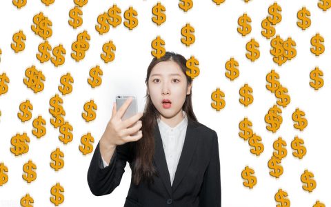 退休老太太依靠小区人流，轻松月入两万