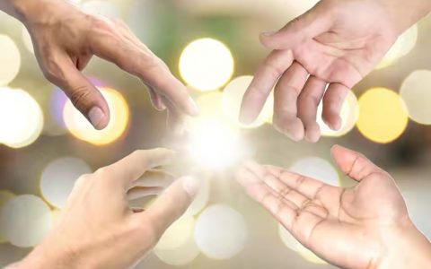 如果你没有很明确的副业赚钱思路，积累粉丝也是一个很好的选择