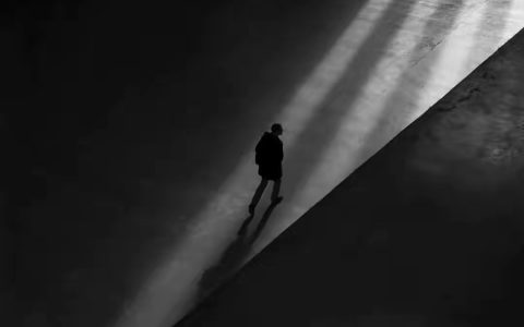 这世界如此喧闹，你应该越变越好