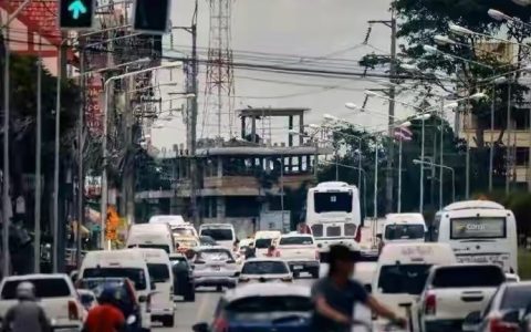 世界不允许我们内向